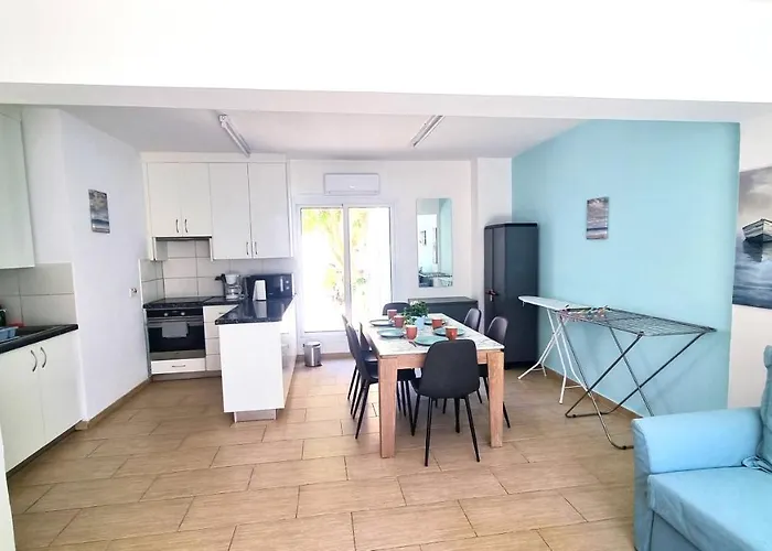 Dream Escape 1 - 6 Min Walk To Kastella Beach! Διαμέρισμα Λάρνακα