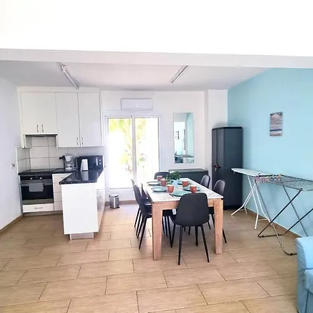 Dream Escape 1 - 6 Min Walk To Kastella Beach! Апартаменты Ларнака